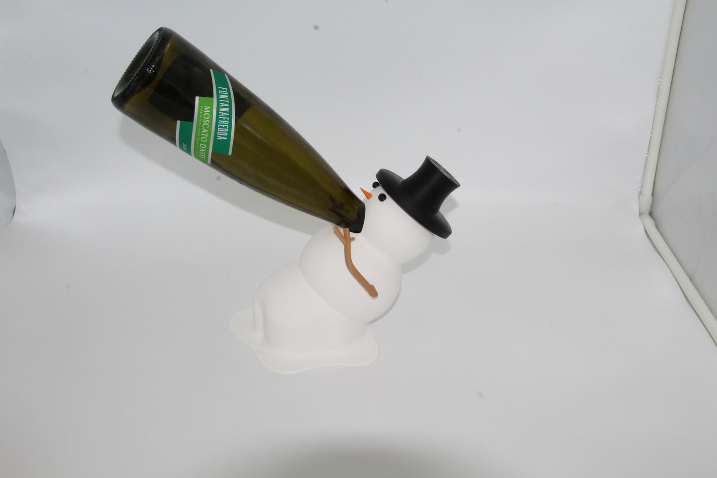 Vinholder. Drunk snowman edition